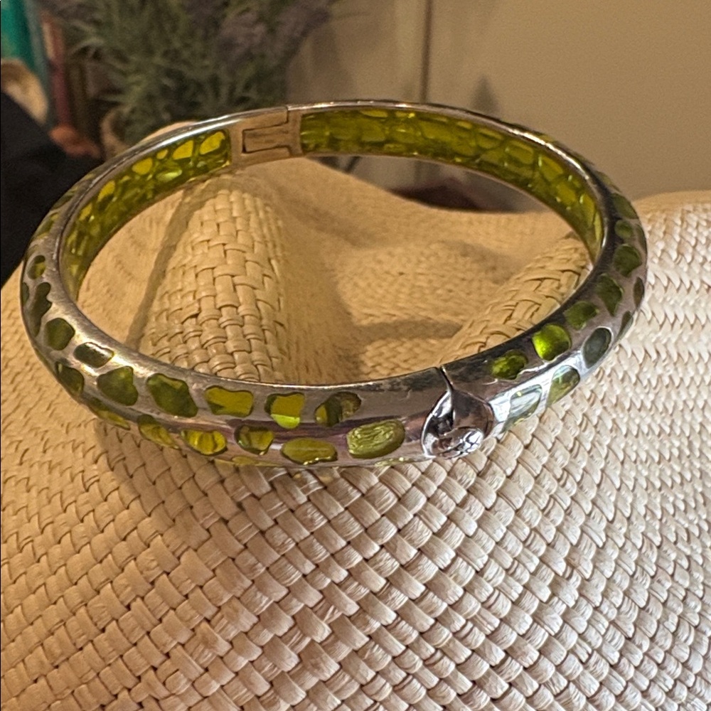 Angelique de Paris Sterling Silver Green Lucite Safari Hinged Bangle Bracelet - Picture 6 of 6